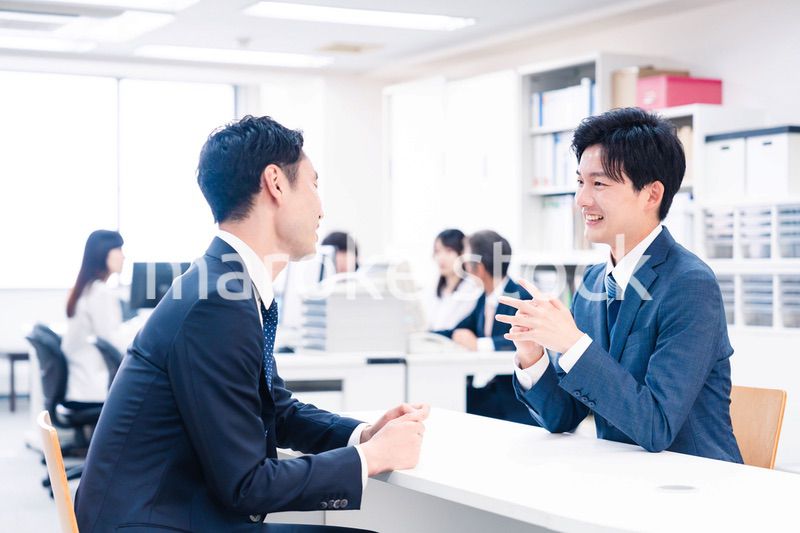 窓口業務をする若いビジネスマン