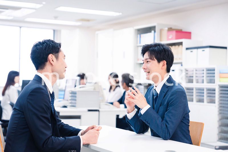 窓口業務をする若いビジネスマン