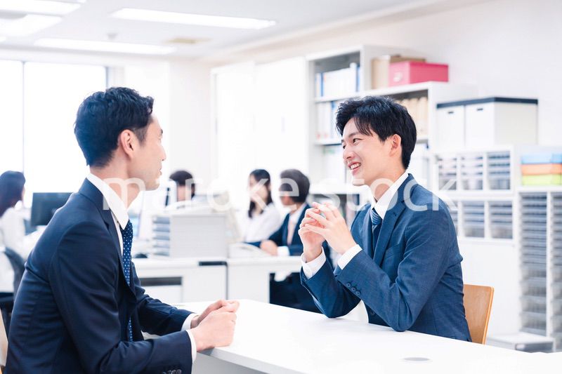 窓口業務をする若いビジネスマン