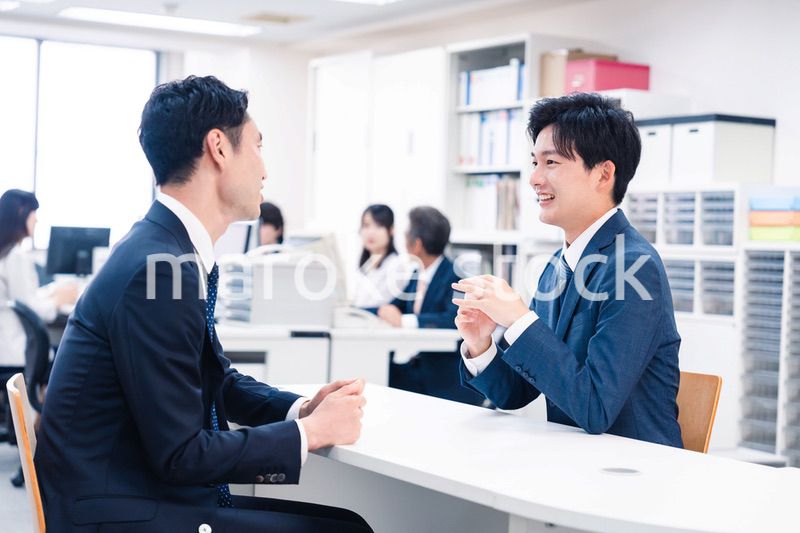 窓口業務をする若いビジネスマン