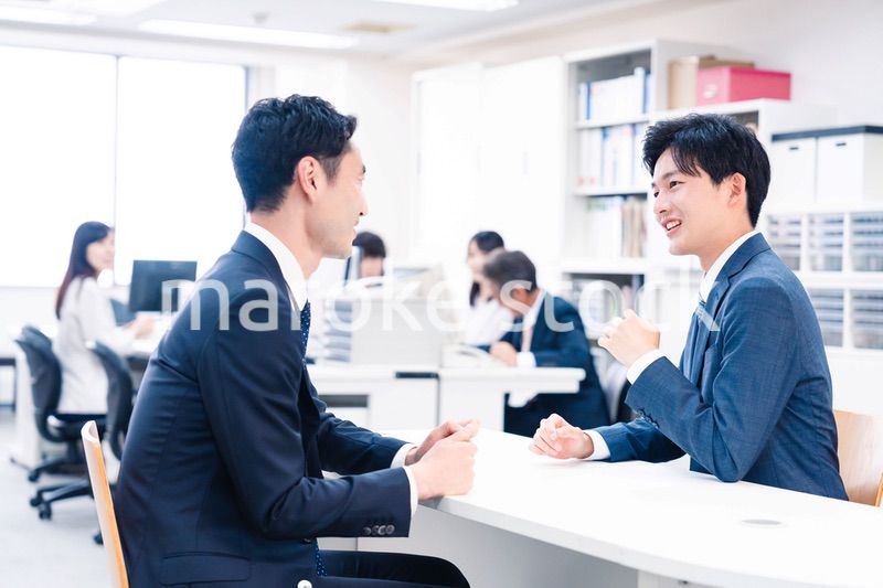 窓口業務をする若いビジネスマン