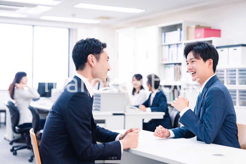 窓口業務をする若いビジネスマン