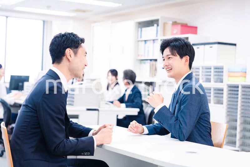 窓口業務をする若いビジネスマン