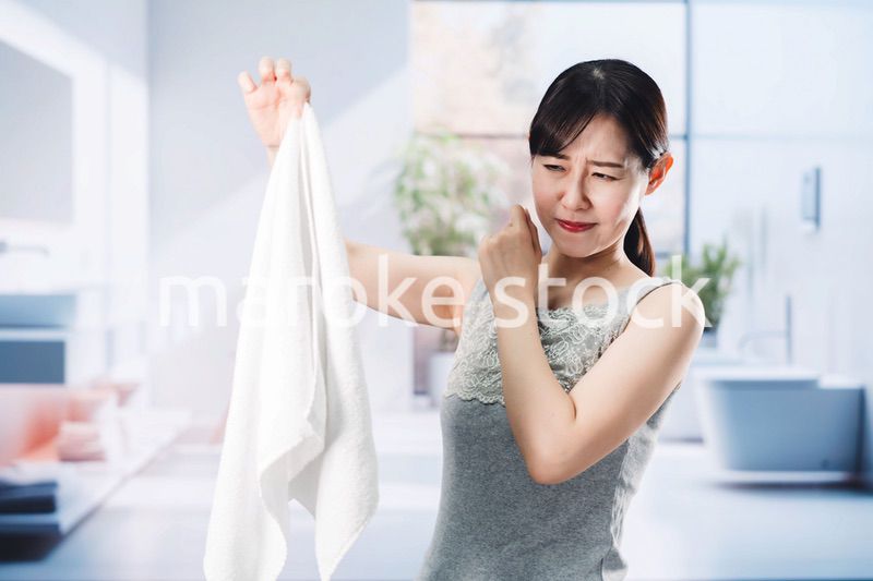 洗濯物の匂いを嗅ぐ女性