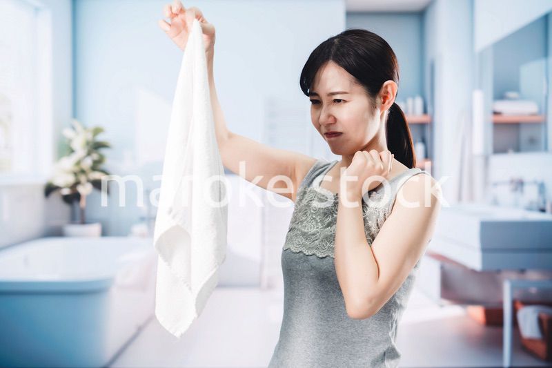 洗濯物の匂いを嗅ぐ女性