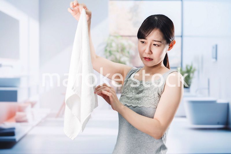 洗濯物の匂いを嗅ぐ女性