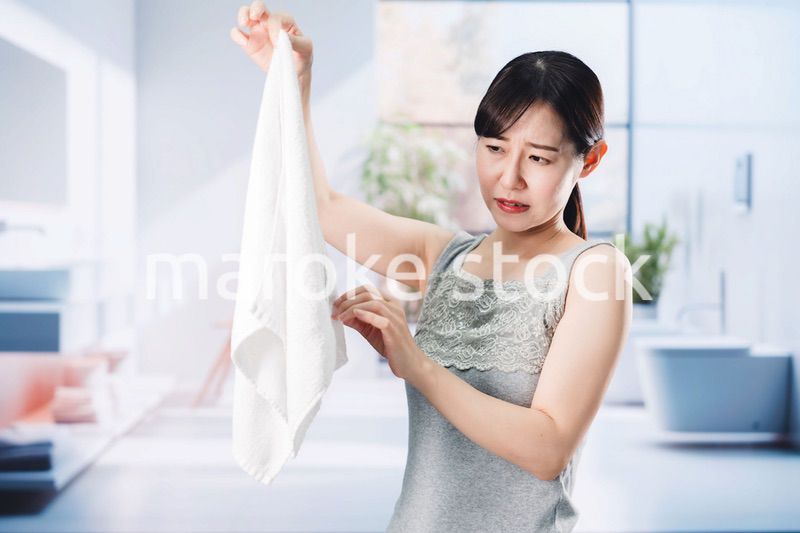 洗濯物の匂いを嗅ぐ女性