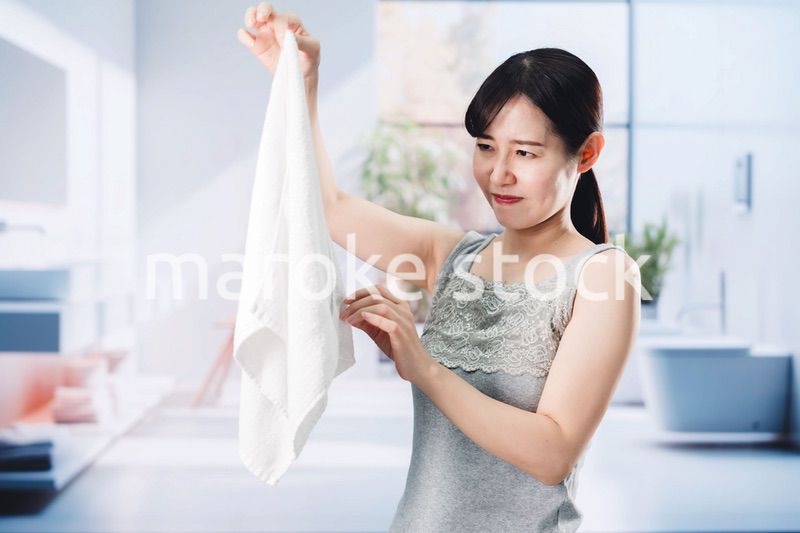 洗濯物の匂いを嗅ぐ女性