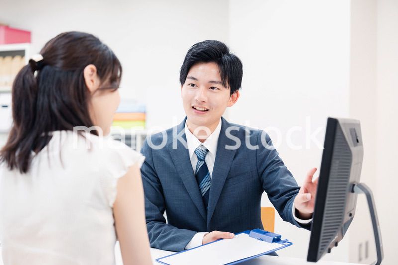 窓口で顧客の要望を聞く男性スタッフ