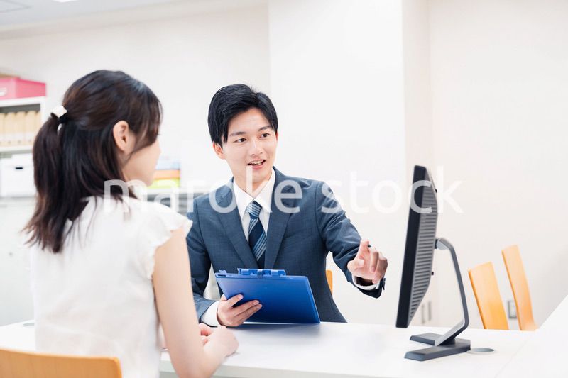 窓口で顧客の要望を聞く男性スタッフ