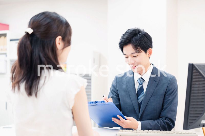 窓口で顧客の要望を聞く男性スタッフ