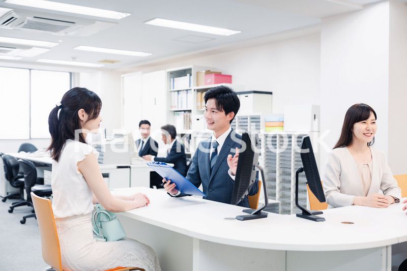 窓口で対応をするスタッフ
