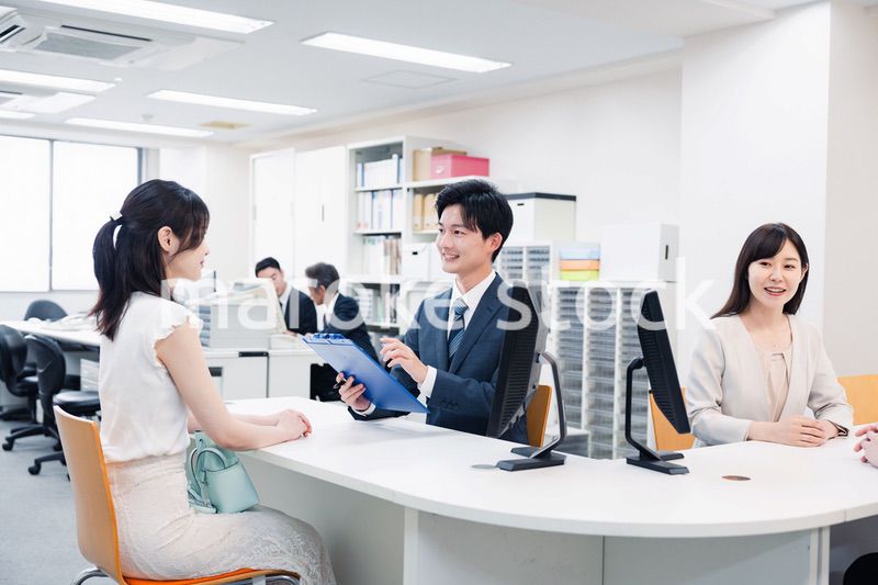 窓口で対応をするスタッフ