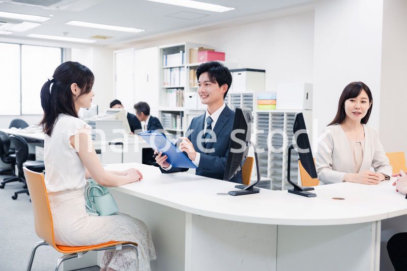 窓口で対応をするスタッフ
