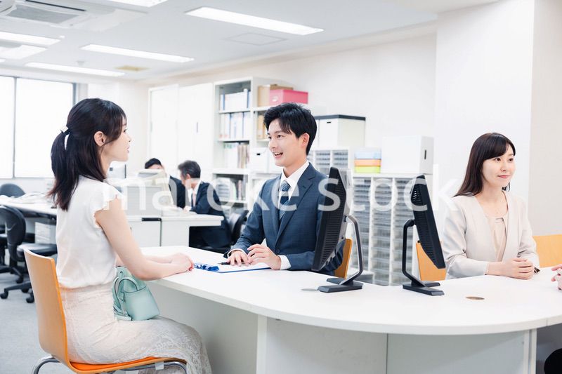 窓口で対応をするスタッフ