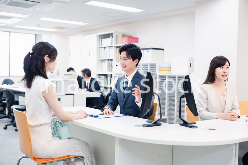 窓口で対応をするスタッフ