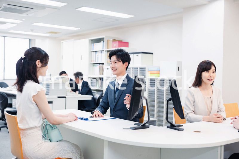 窓口で対応をするスタッフ