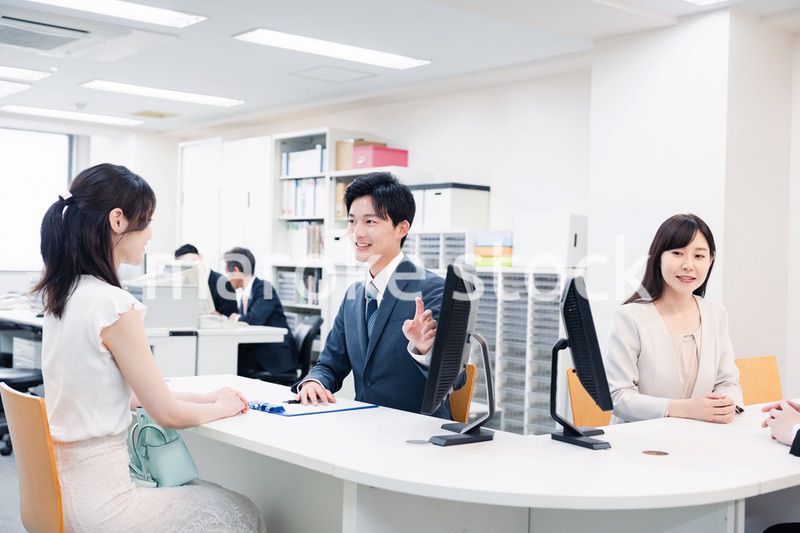 窓口で対応をするスタッフ
