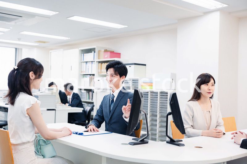 窓口で対応をするスタッフ
