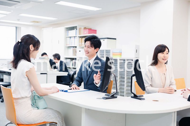 窓口で対応をするスタッフ