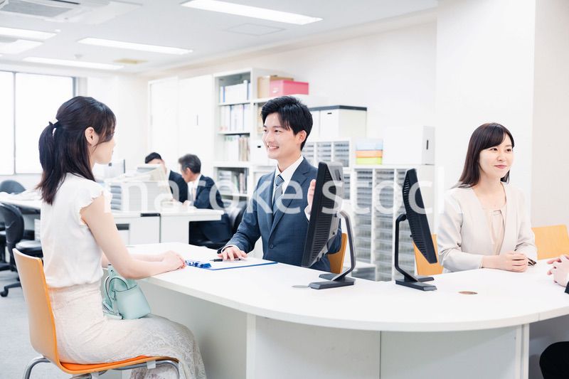 窓口で対応をするスタッフ