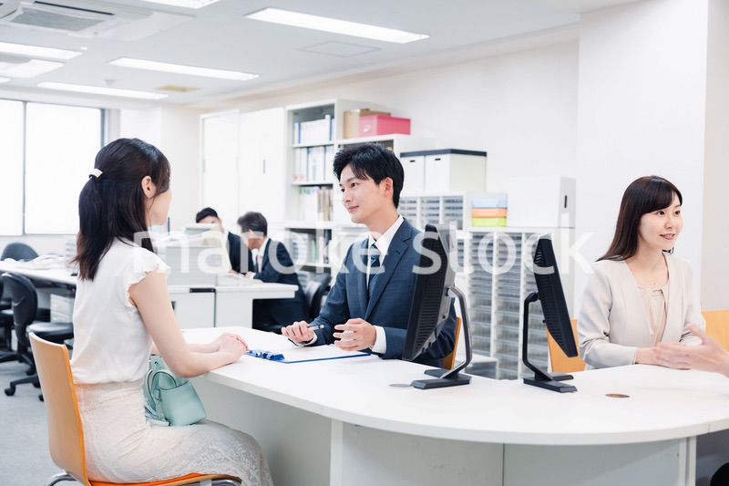 窓口で対応をするスタッフ
