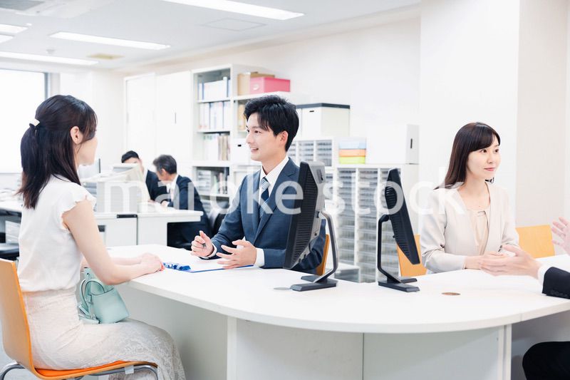 窓口で対応をするスタッフ