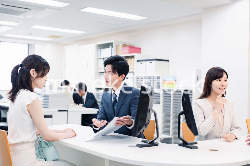 窓口で対応をするスタッフ