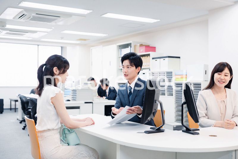窓口で対応をするスタッフ