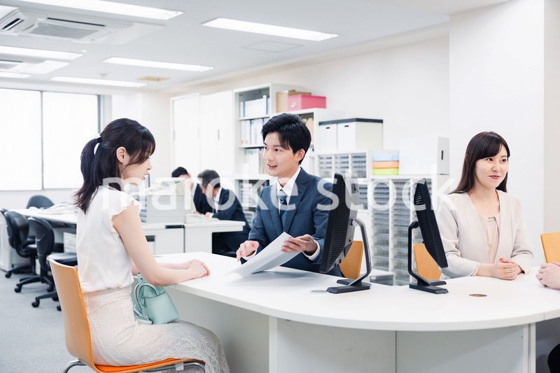 窓口で対応をするスタッフ