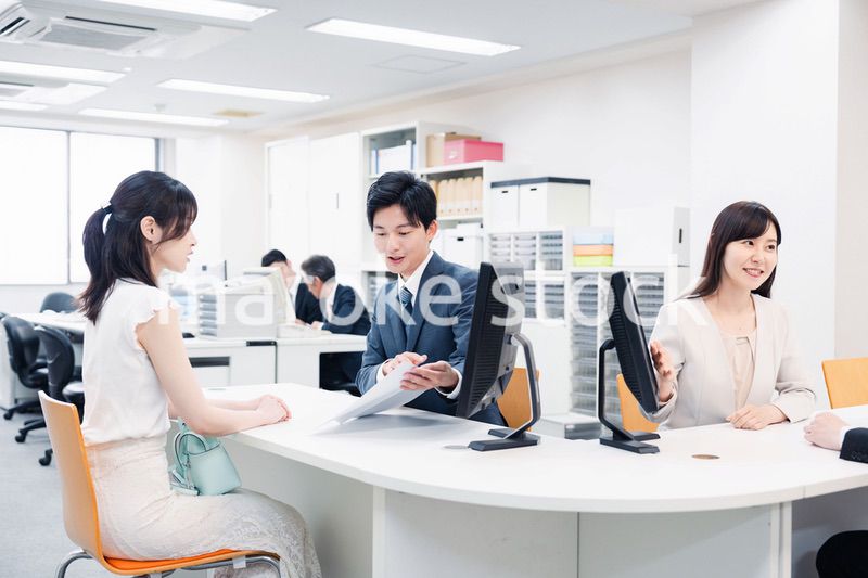 窓口で対応をするスタッフ