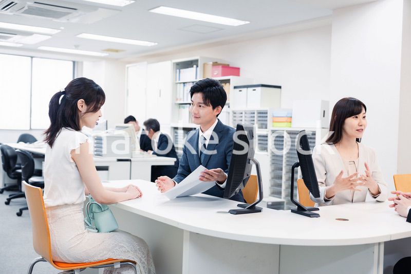 窓口で対応をするスタッフ