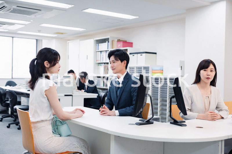 窓口で対応をするスタッフ