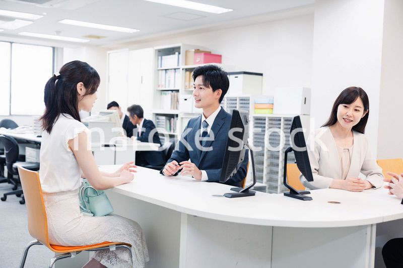 窓口で対応をするスタッフ