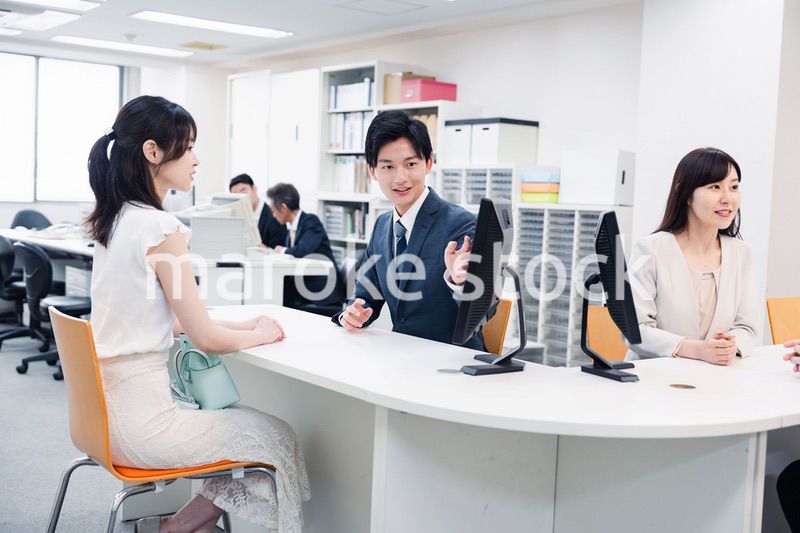 窓口で対応をするスタッフ