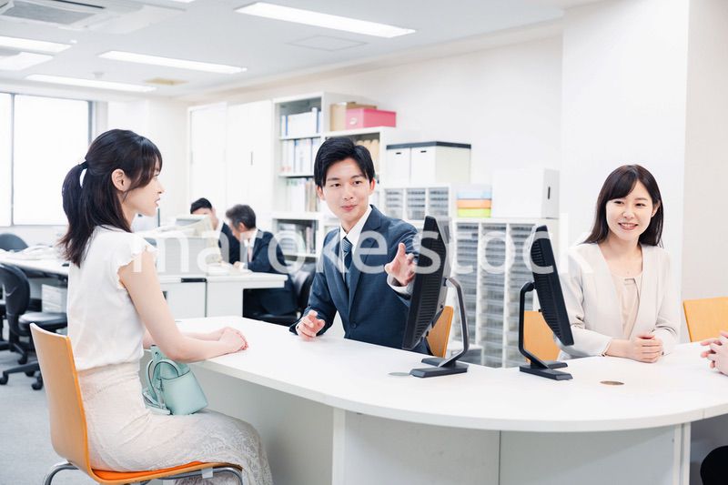 窓口で対応をするスタッフ