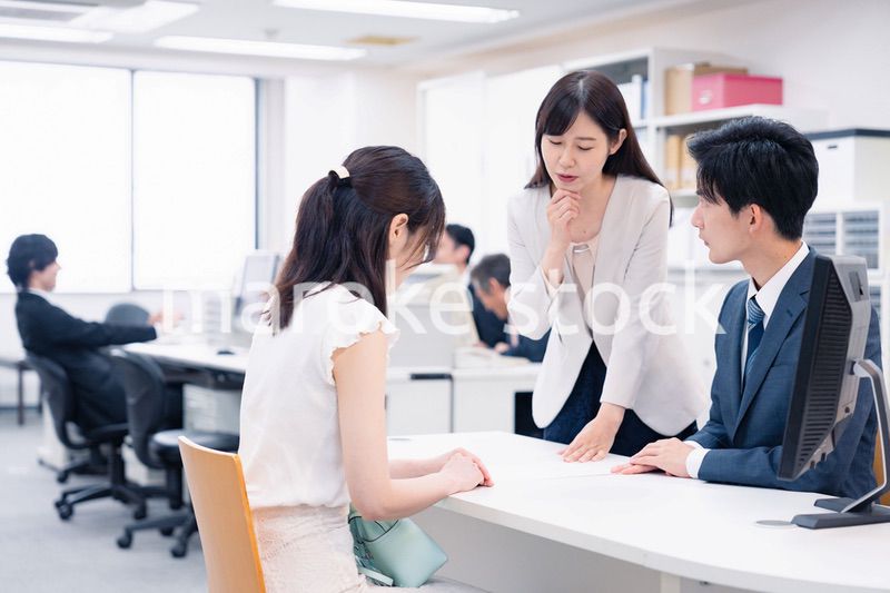 お客様の困った要求に対応をする窓口スタッフ