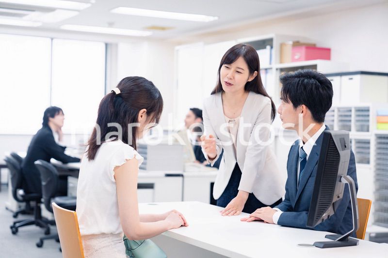 お客様の困った要求に対応をする窓口スタッフ