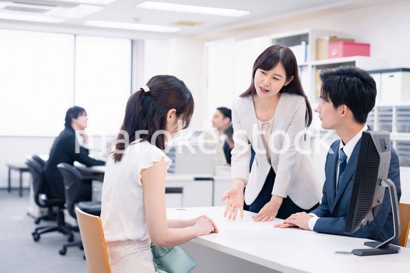 お客様の困った要求に対応をする窓口スタッフ