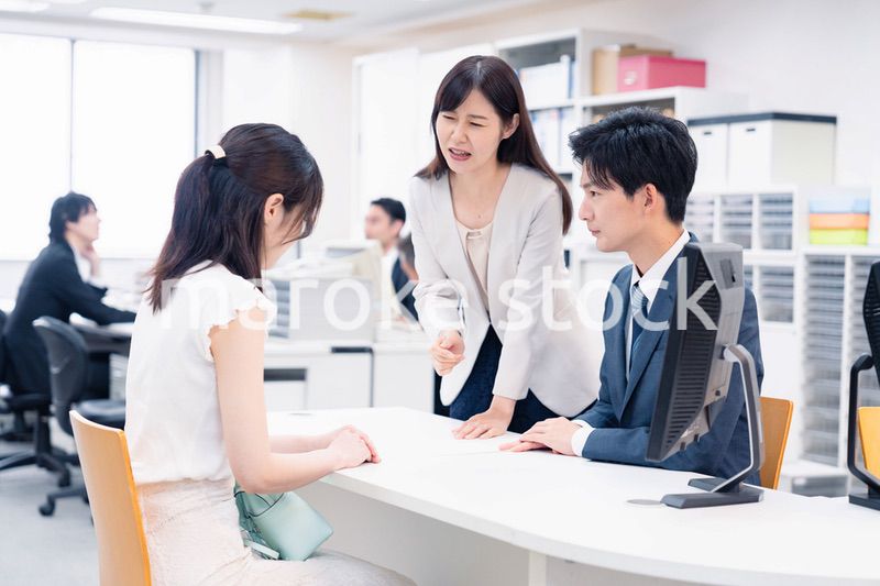 お客様の困った要求に対応をする窓口スタッフ