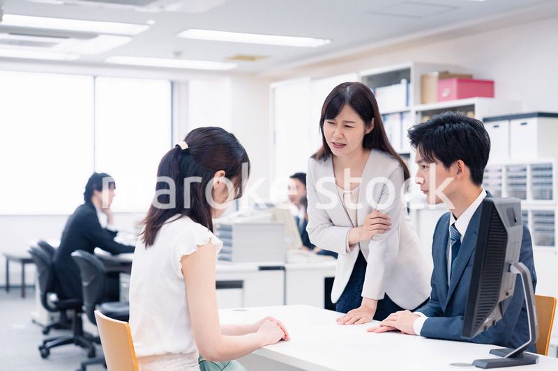 お客様の困った要求に対応をする窓口スタッフ