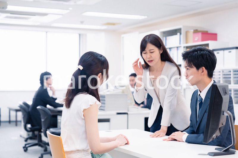 お客様の困った要求に対応をする窓口スタッフ