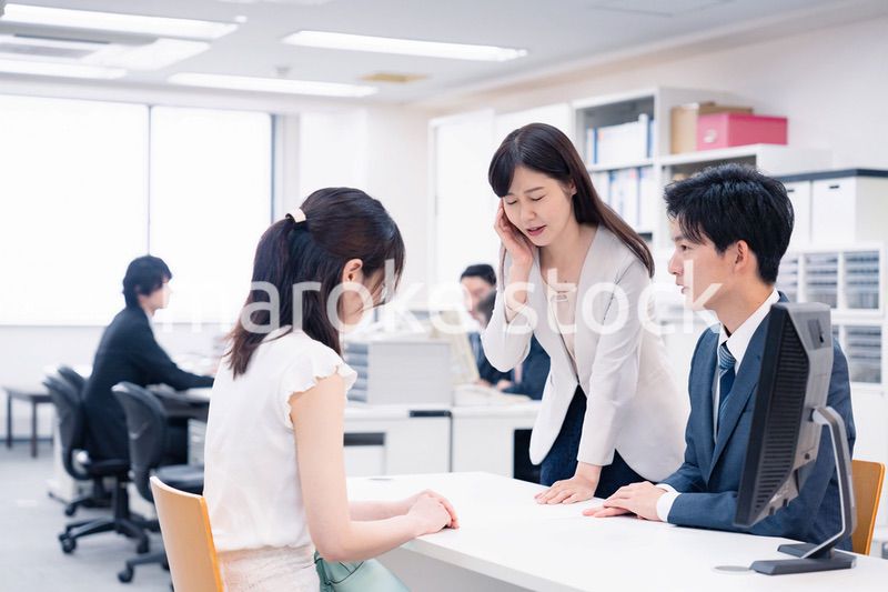 お客様の困った要求に対応をする窓口スタッフ