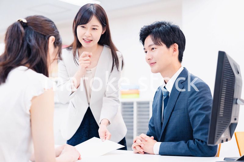 窓口でにこやかに対応をするスタッフ