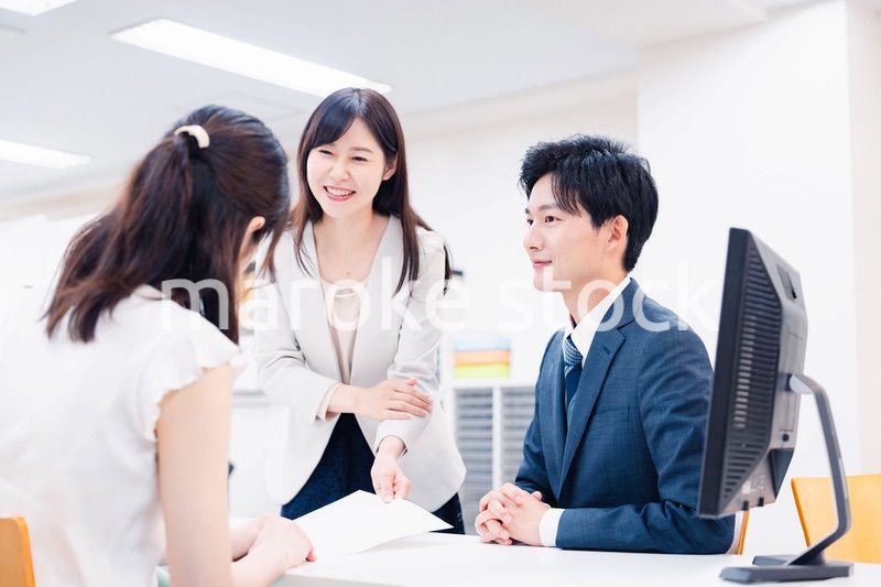 窓口でにこやかに対応をするスタッフ