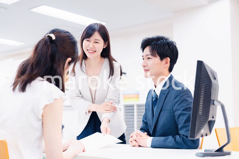窓口でにこやかに対応をするスタッフ