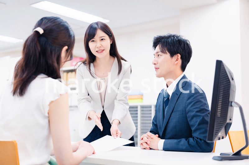 窓口でにこやかに対応をするスタッフ