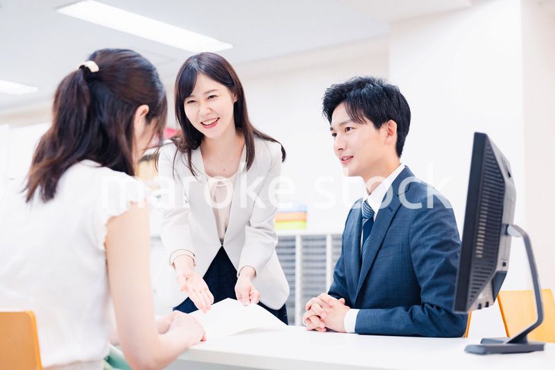 窓口でにこやかに対応をするスタッフ