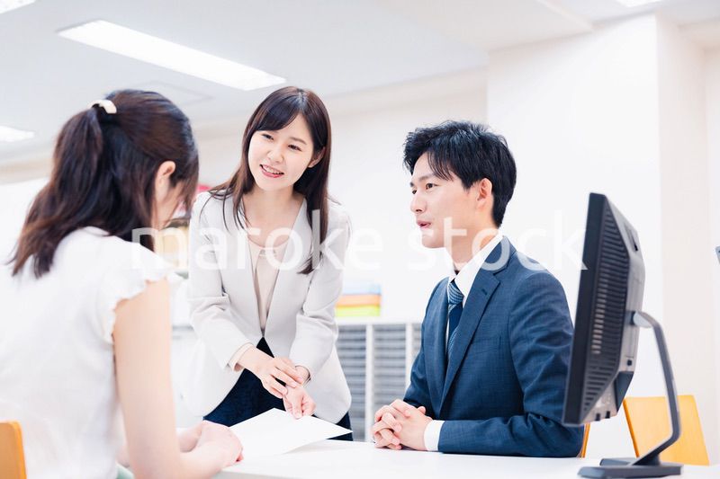 窓口でにこやかに対応をするスタッフ