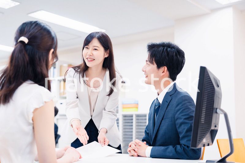 窓口でにこやかに対応をするスタッフ